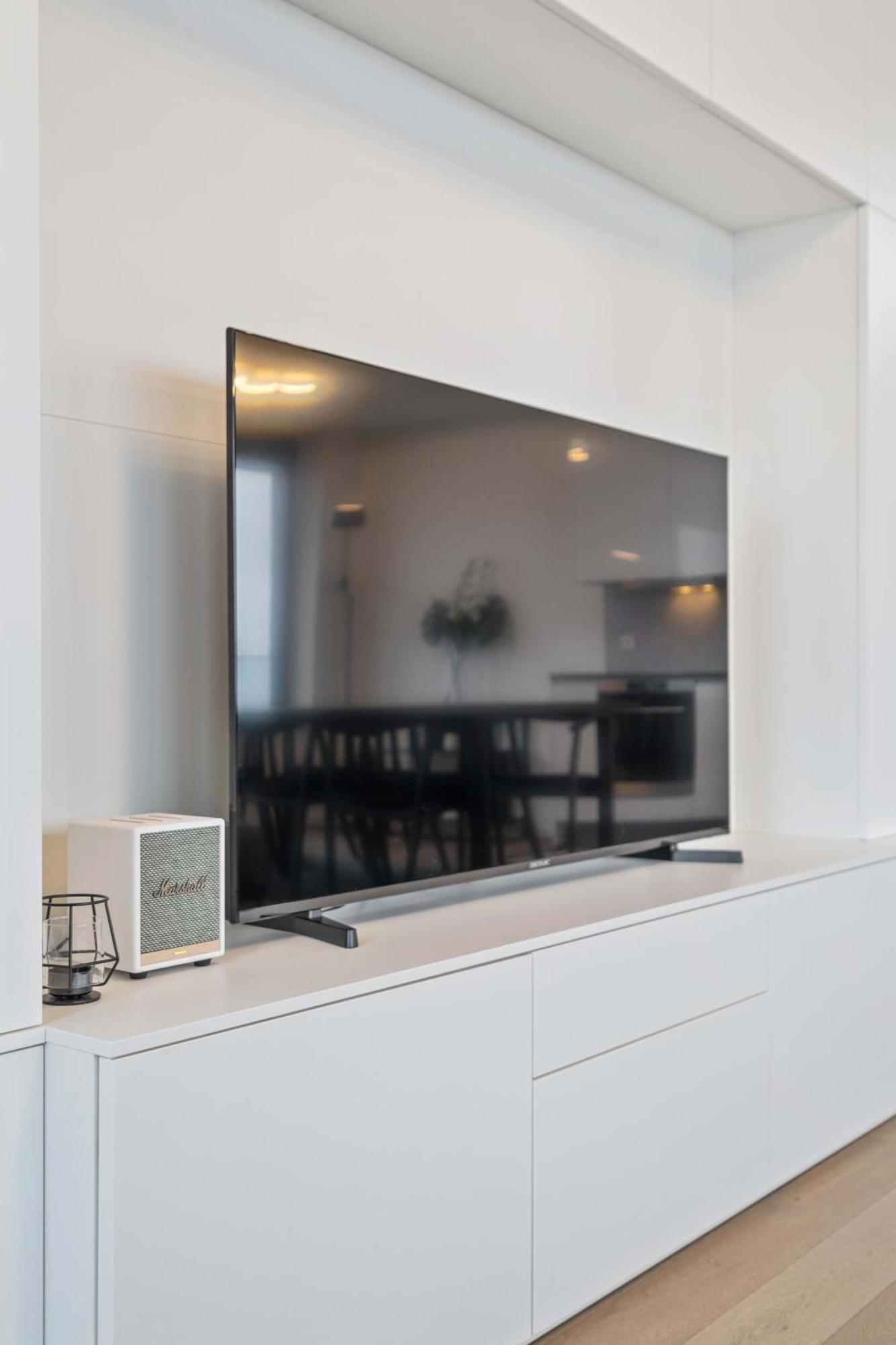 Modern 2BR Apartment with Pool & City Views ルクセンブルク エクステリア 写真