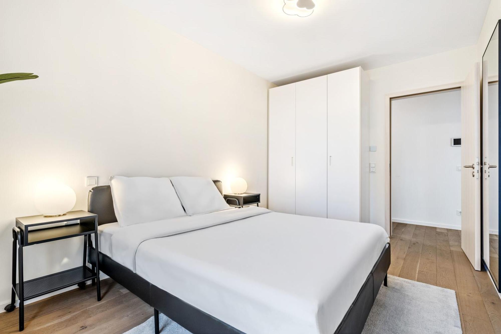 Modern 2BR Apartment with Pool & City Views ルクセンブルク エクステリア 写真