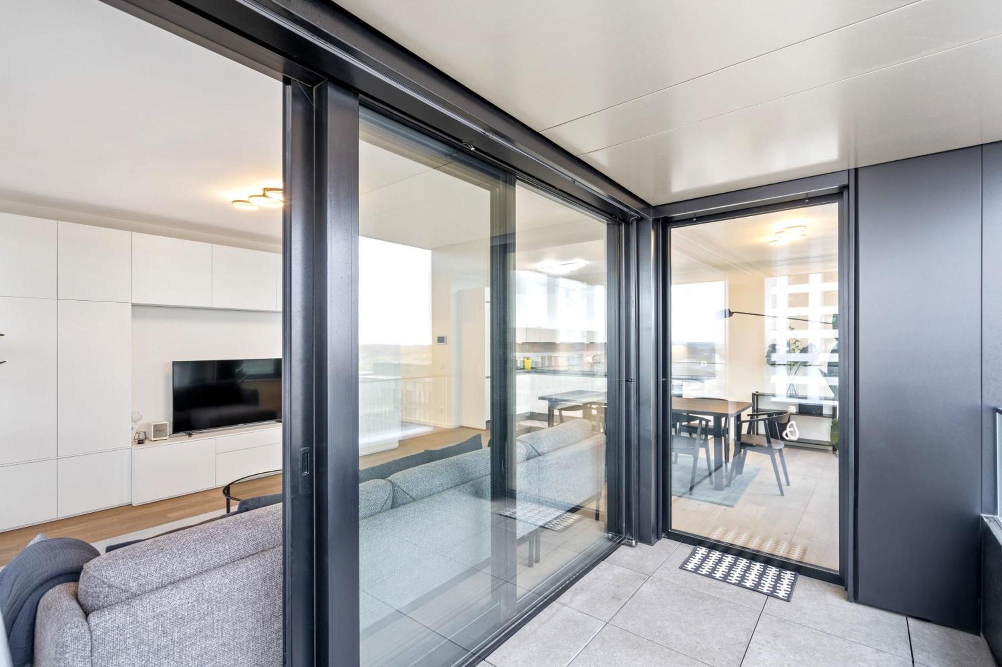 Modern 2BR Apartment with Pool & City Views ルクセンブルク エクステリア 写真